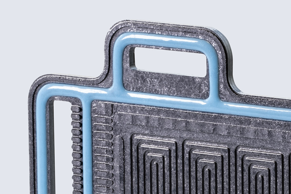 [Translate to Hongkong:] Close-up of a bipolar plate with a liquid silicone rubber (LSR) seal from Wevo.