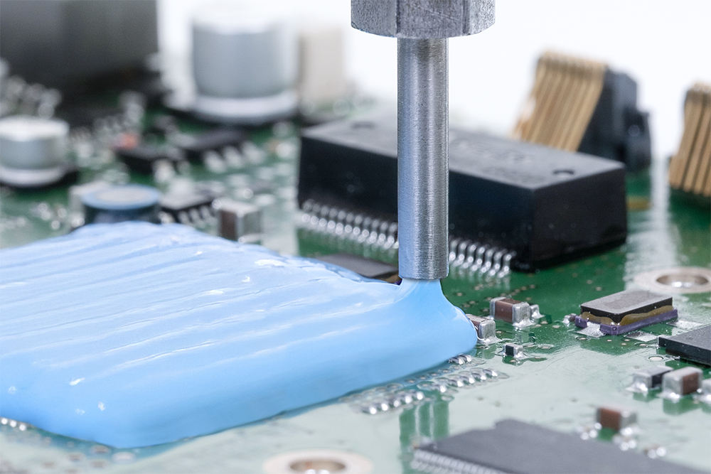 [Translate to Hongkong:] A Wevo silicone coating being applied to a printed circuit board.