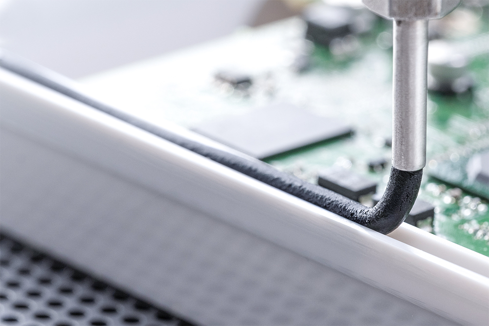 [Translate to Hongkong:] A Wevo sealant being applied to a component housing.