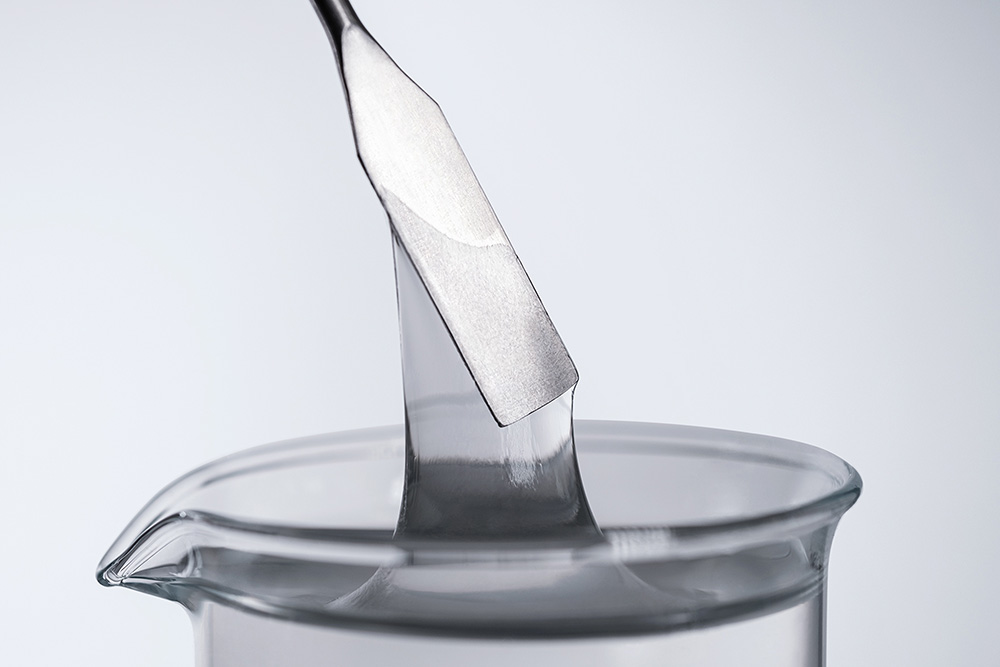 [Translate to Hongkong:] Demonstration of the consistency of a transparent silicone gel from Wevo.