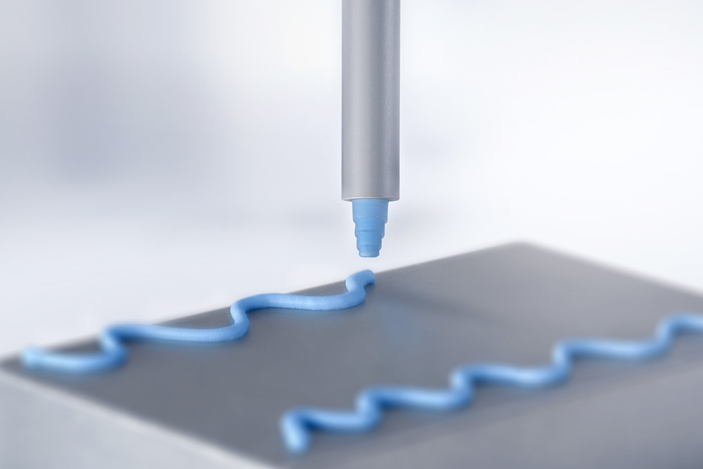 [Translate to Hongkong:] Application of a Wevo silicone adhesive to a metal plate.