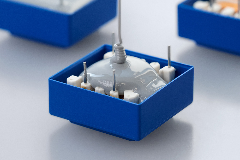 [Translate to Hongkong:] Electronic component being filled with Wevo potting compound.